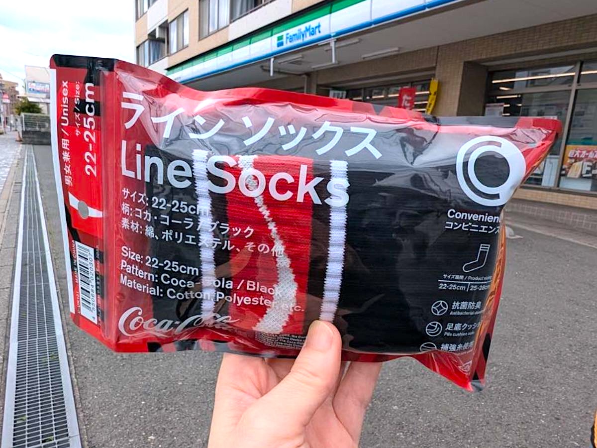 ファミマソックス コカコーラ ラインソックス 25-28 ブラック 8足セット ファミマ新作】もうチェックした？コカ・コーラ「コラボソックス」を